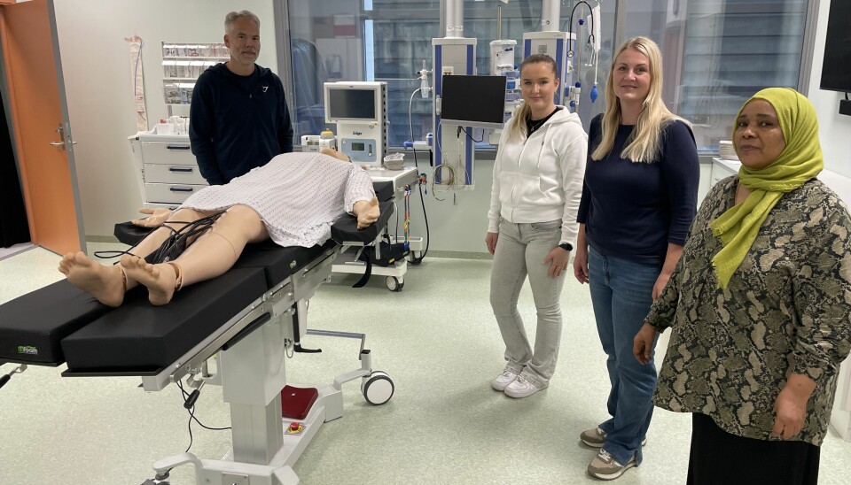 Undervisningsleder Trond Einar Grønvik sammen med de tre ferske sykepleiestudentene ved Høgskolen i Østfold, Monira Abdilmejed, Karoline Bjønnes og Thea Marie Larsen-Bøhn.