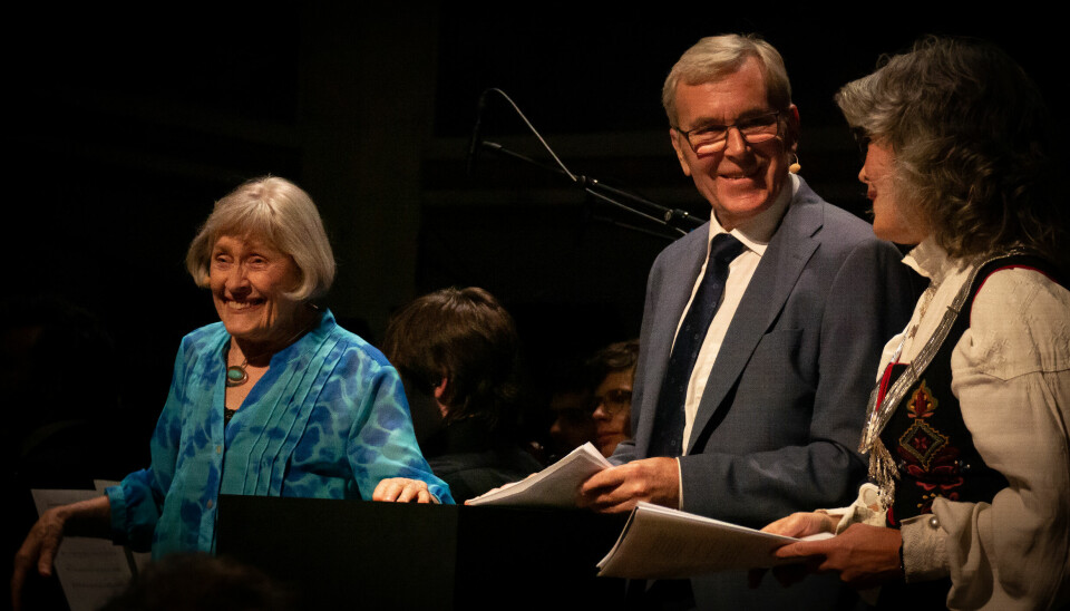 Pianist og professor emerita Liv Glasner og organist, tidlegare studieleiar og førsteamanuensis emeritus Einar Solbu saman med rektor Astrid Kvalbein. — Dei som var 30 då musikkhøgskylen opna, er 80 no, seier Kvalbein.