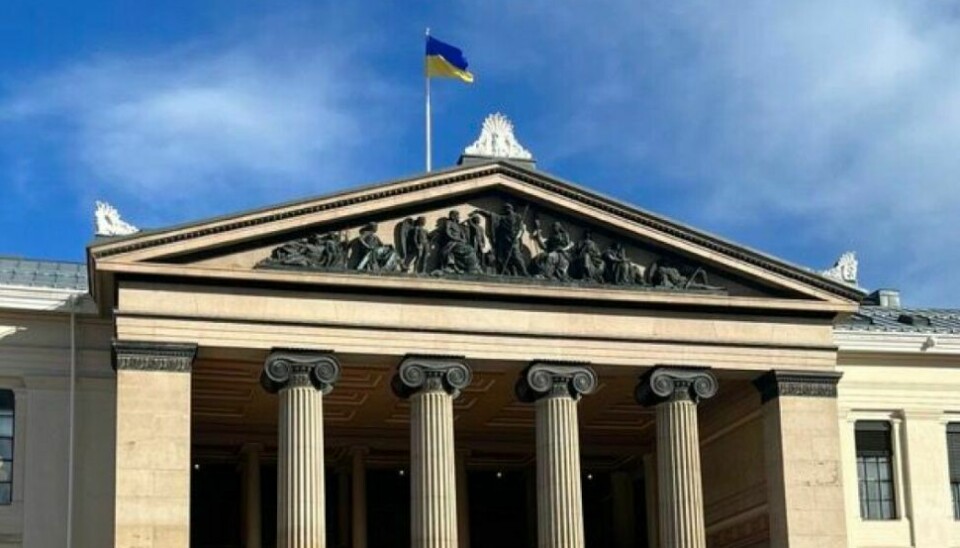 Det ukrainske flagget vaiet over Universitetets Aula i februar 2022, i forbindelse med Russlands invasjon av Ukraina.