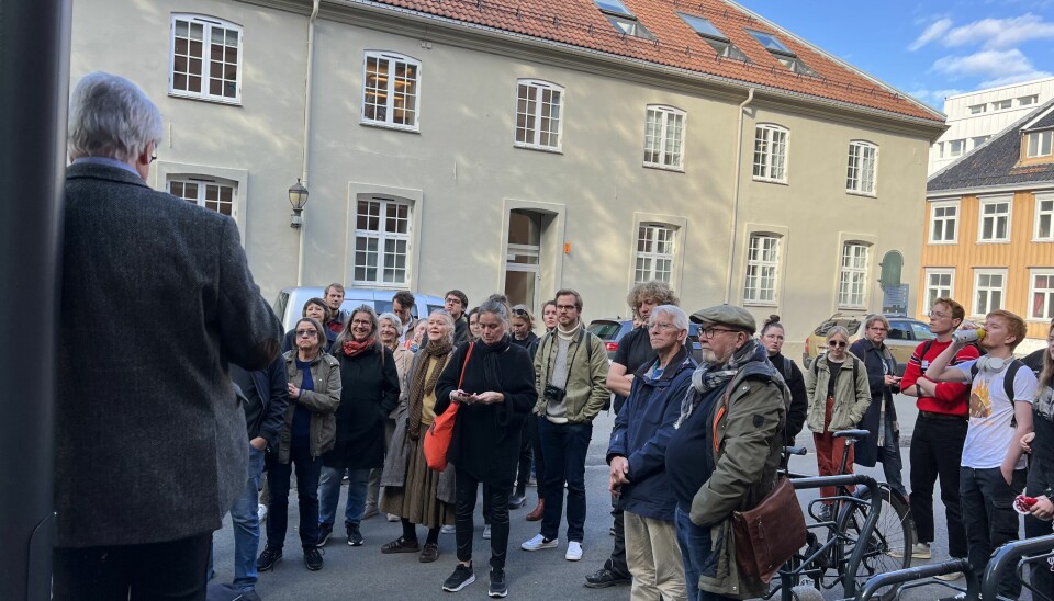 Demonstrasjon ved Gunnerusbiblioteket på Kalvskinnet Terje Bratberg med ryggen til holder appell