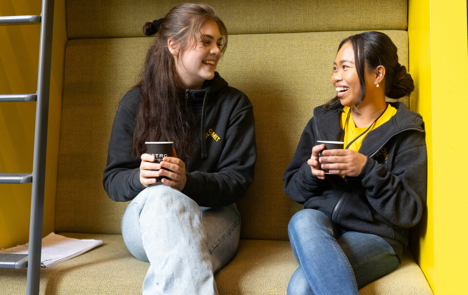 Eline Tuset (t.v.) og Rizza Licayan serverer kaffe til studenter en gang i uka.