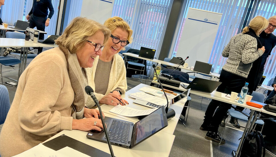 Administrerende direktør i Sykehuset Innlandet, Alice Beathe Andersgaard (t.v.) og styreleder i Sykehuset Innlandet, Toril B. Ressem ved siden av hverandre på pultrekke med papirer og PC foran seg.