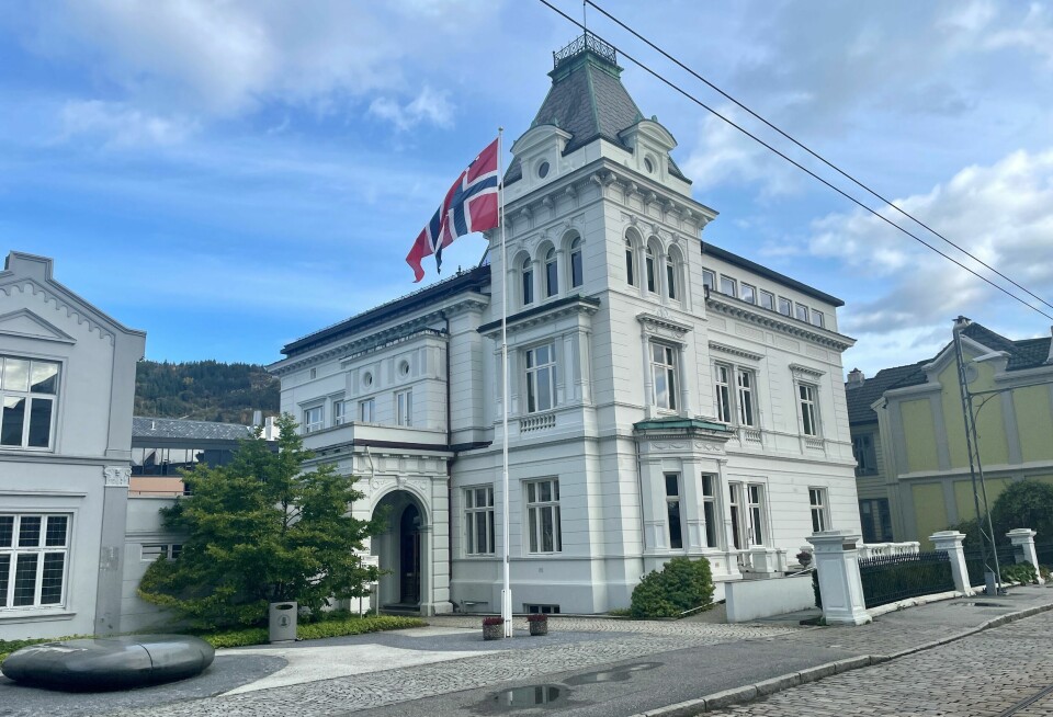 Flaggstang med flagget til topps på Universitetet i Bergen
