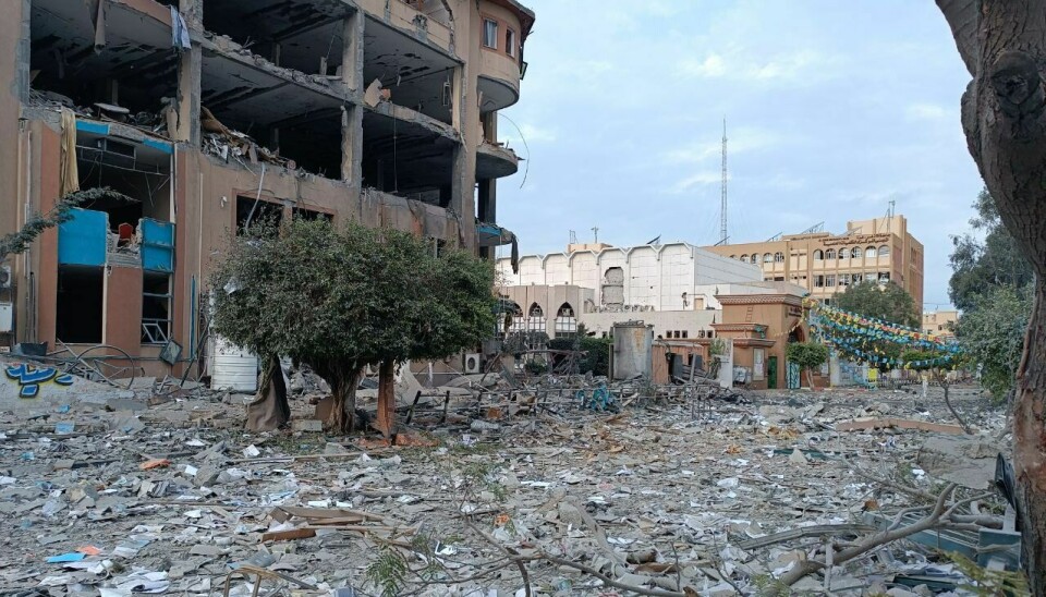 Det islamske universitetet i Gaza ble bombet av israelske missiler lørdag. Bildet, som er tatt 10. oktober, viser ødeleggelse av universitetsbygg, med universitetets karakteristiske inngangsportal i bakgrunnen.
