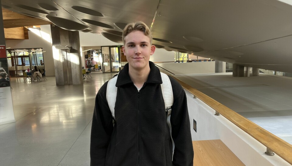 Det er enkelt å finna pensumet sitt, seier førsteårsstudent Fredrik, som Khrono møtte på Studentsenteret.