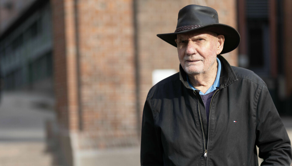 81-åringen Kåre Harald Drager avbildet utendørs med sort cowboyhatt i skinn.