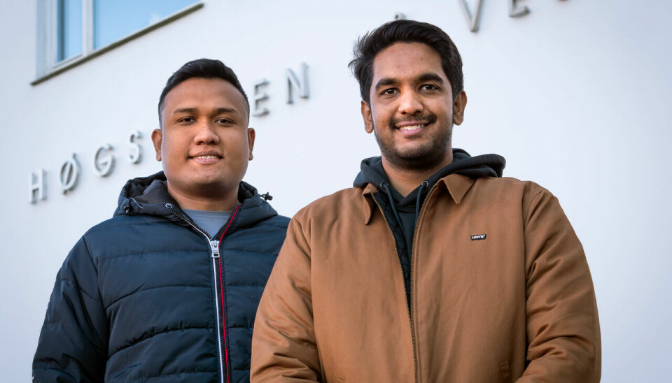 Vi ser Dhiman Barua (til venstre) og Abdul Muqeet Ghafoor (til høyre). Glade HVL-studenter maritim master.