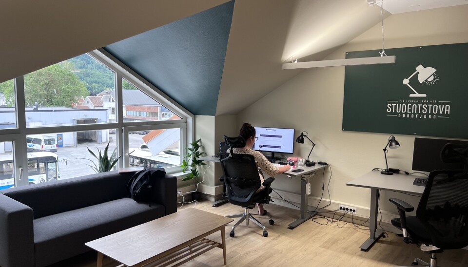 Nordfjord studiesenter har fått på plass to studentstover og håpar på fleire. Her kan studentar få låna arbeidsplass og få hjelp med praktiske ting.