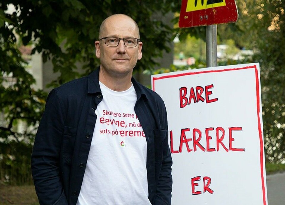 Steffen Handal er avtroppende leder i Utdanningsforbundet og talte mandag til Utdanningsforbundets landsmøte. Bildet er fra en tidligere anledning. Steffen Handal ved siden av en plakat der det står 'Bare lærere er lærere'.