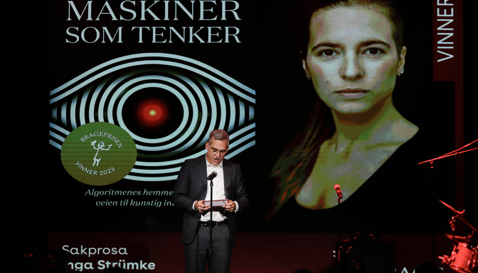 Bilde av Inga Strümke fra scenen til Brageprisen og cover av boka. Mann snakker i mikrofon foran.