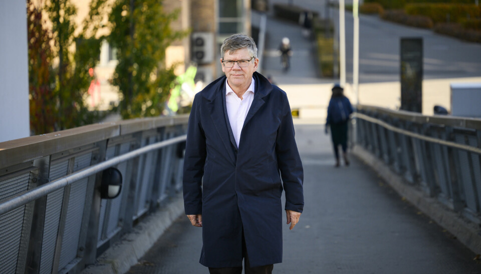 Rektor ved Universitetet i Oslo, Svein Stølen. går over en gangbro