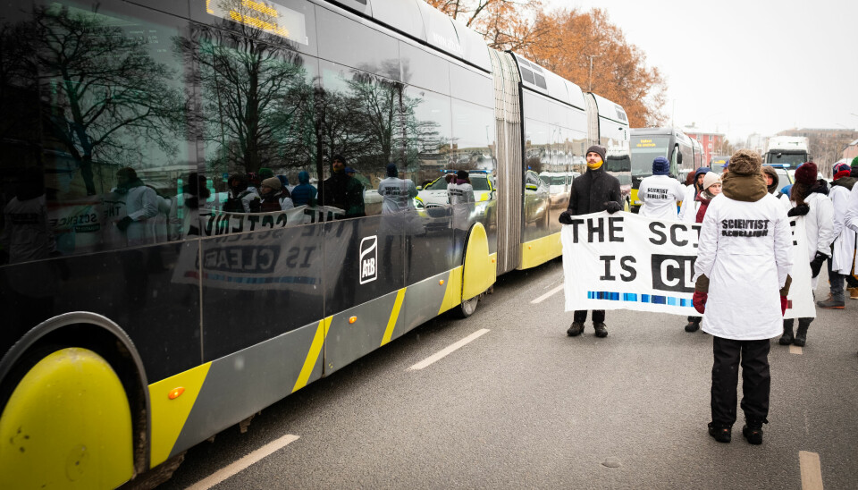 Demonstranter og busser