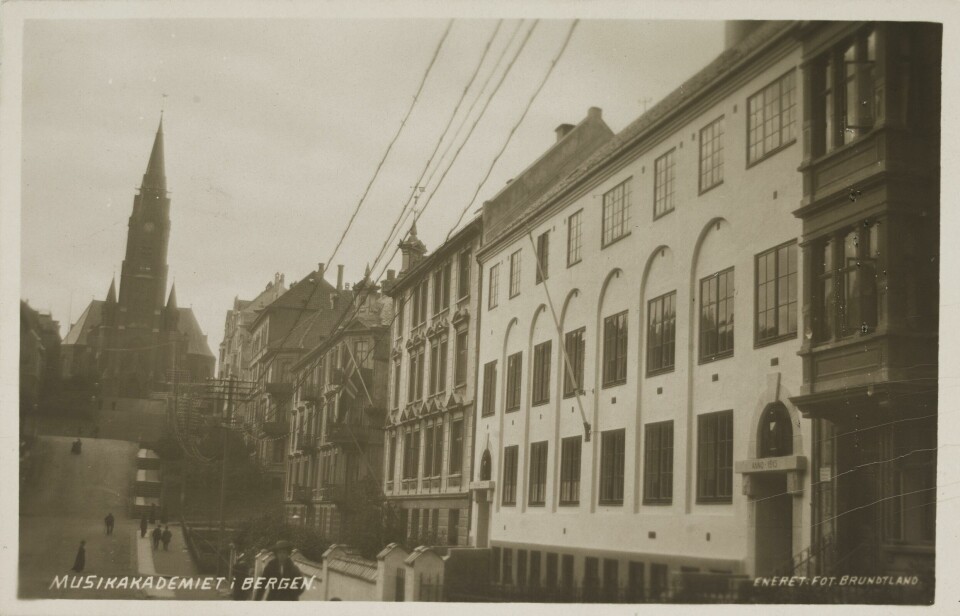 Musikakademiet i Bergen lå i Vestre Torvgade, sentralt i Bergen. Bygget er fortsatt kjent for mang en student i Bergen.
