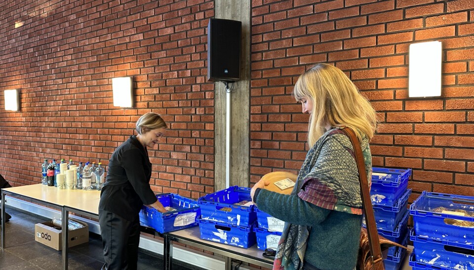 Til venstre professor Ingrid Kristine Glad og til høyre førsteamanuensis Ingrid Hobak Haff som setter frem mat fra det nye cateringsystemet til UiO.
