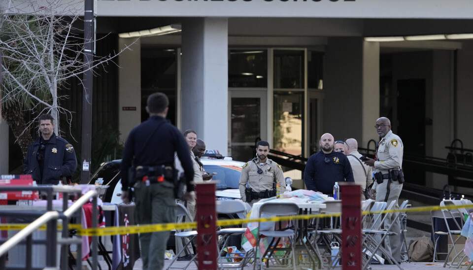 Tre personer ble drept da professoren skjøt rundt seg på University of Nevada i Las Vegas. Las Vegas police stand near the scene of a shooting at the University of Nevada
