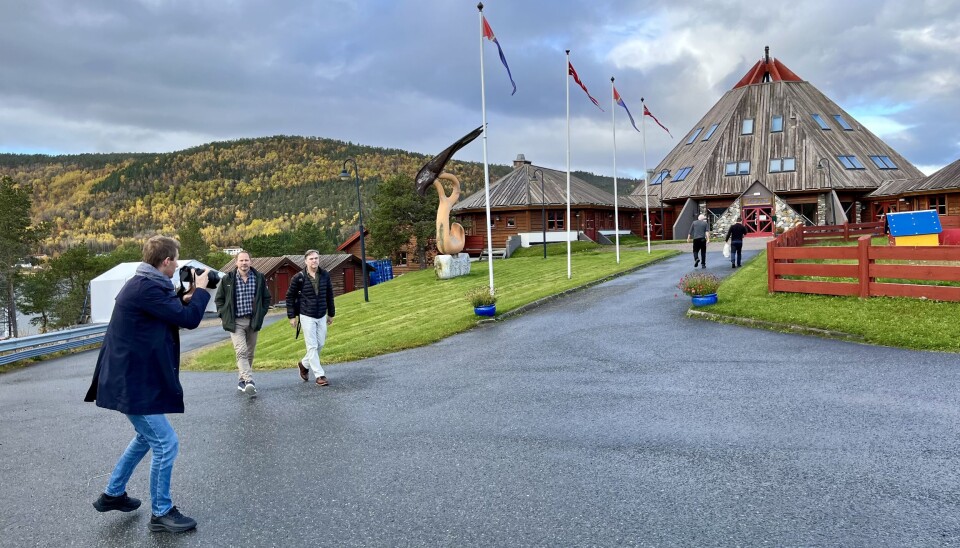 Fotograf Paul S. Amundsen og Bruce (til høgre) og Svenn-Egil utanfor Arran på Drag)