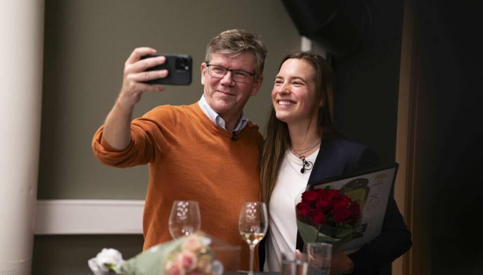 En finalist og en vinner: Rektor Svein Stølen trådde til med en selfie for å markere begivenheten.