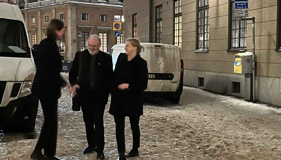 Ute var det kaldt og glatt. Inne venta store lysekruner og statuer på Jon Fosse, i Svenska Akademien sine lokale i Gamla Stan.