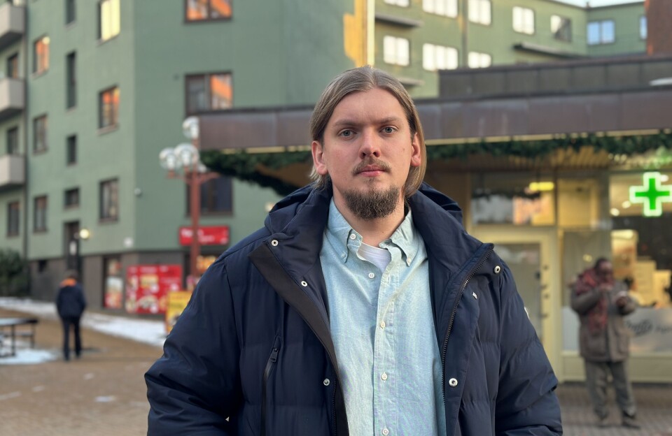 Jakob Jensen Høiberg Lerheim er leder for Nevrodivergent Studentforening. Bildet er et portrett-foto tatt utendørs. Jakob har på seg boblejakke med skjorte under, og har blondt hår og skjegg.