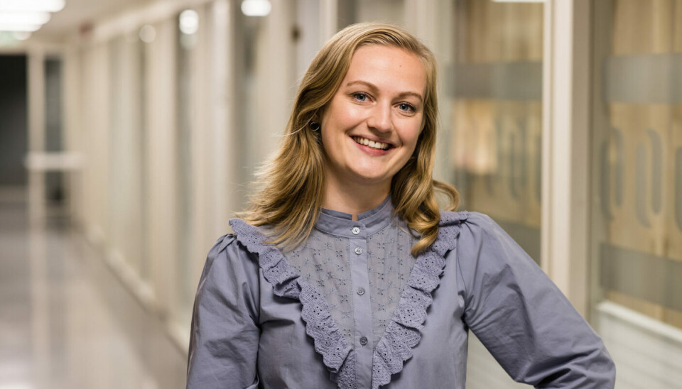 seniorrådgiver Martine Guntveit i Likestillings- og diskrimineringsombudet (LDO). Portrett-foto av en kvinne med blondt, langt hår som har på seg en gråblå skjorte med broderier.