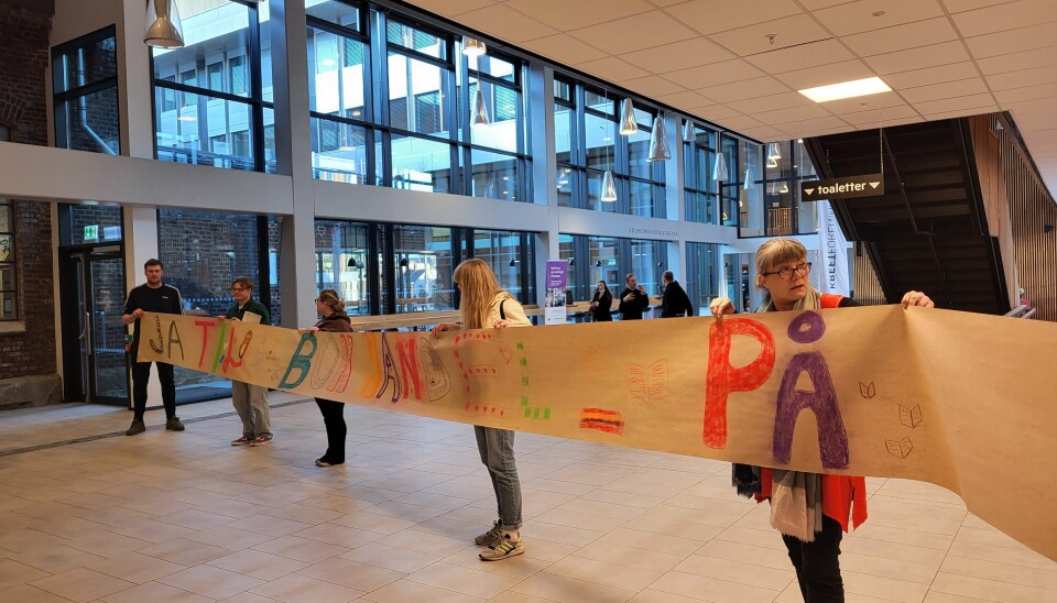 Både studentar og tilsette demonstrerte på Kronstad. Anne-Stefi Teigland til høgre.