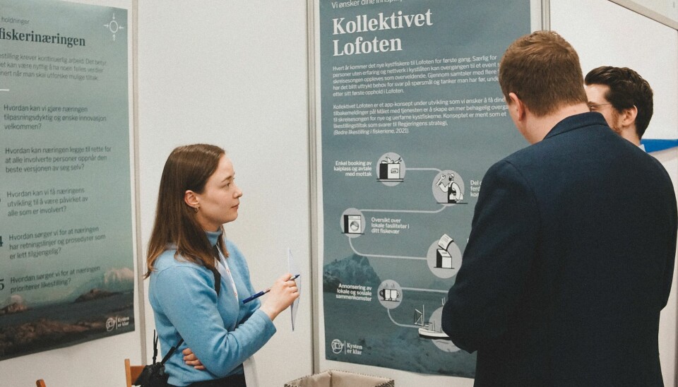 Eila Regine Evensen Rishovd viser frem appen 'Kollektivet', som skal hjelpe fiskere.