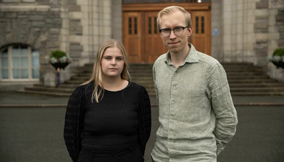 Matilde Brox Bordal og Anders Lie Hagen er studentrepresentanter i NTNUs styre. Her står de foran Hovedbygningen til NTNU på Gløshaugen.