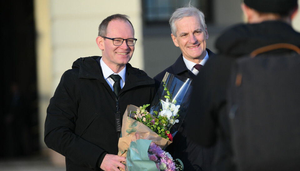 Landets nye forsknings- og høyere utdanningsminister, Oddmund Løkensgard Hoel, sammen med statsminister Jonas Gahr Støre på Slottsplassen tirsdag.