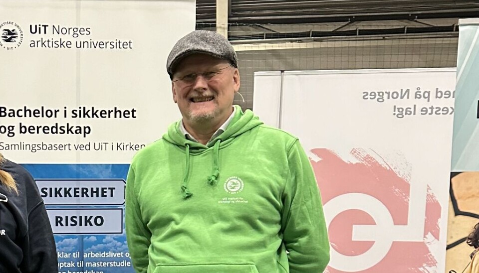 Professor Erik Henriksen informerte om det nye studiumet på messe. Fra venstre en smilende blond kvinne med knallgrønn hettegenser, en silende blond kvinne i mørk genser, og en smilende mann med sixpence og knall grønn kenser. De tre står sammen foran en rollup der det står 'Bachelor i sikkerhet og beredskap'.