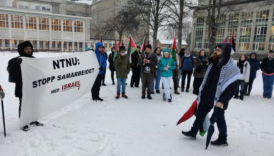 Studenter ved NTNU protesterte mot universitetes koblinger til Israel. De gikk i tog rundt på campus.