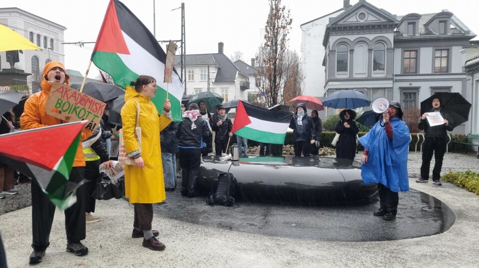 Fredag streiket studenter i Bergen for at UiB skal avslutte samarbeid med israelske institusjoner. Her demonstrerer en gruppe ved rektors kontor på Muséplass.
