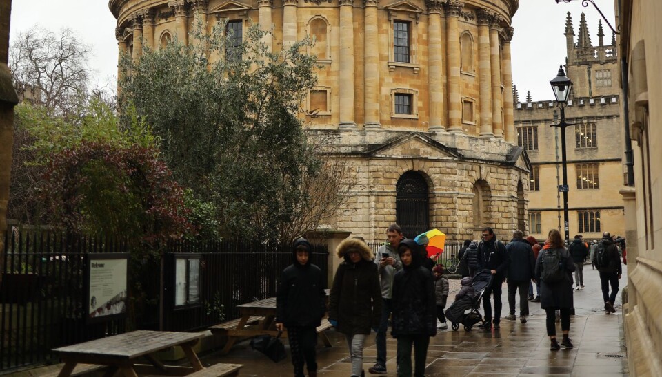 University og Oxford har allerede klare retningslinjer for forhold mellom ansatte og studenter, men de fleste andre høyere utdanningsinstitusjonene i Storbritannia har foreløpig ikke fulgt etter.