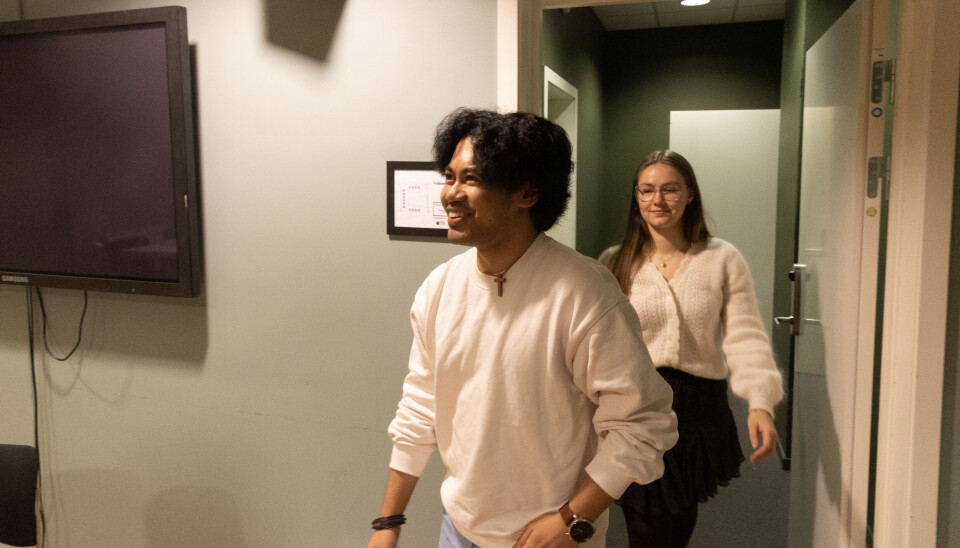 Studentene Kjetil Jerico Aarskog og Karen Eline Røhne på vei inn til forelesning.