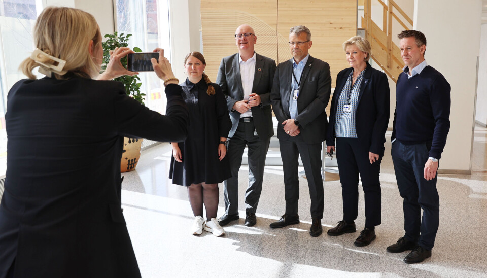 Her gikk startskuddet for lønnsforhandlingene i staten 27. april i fjor. Partene tok et gruppebilde før de skulle forhandle. F.v.: Guro Lind (leder av Unio stat og Forskerforbundet), Gisle Norheim (statens personaldirektør), Egil André Aas (leder LO Stat), Kari Tønnessen Nordli (leder Akademikerne stat) og Jens Jahren (YS Stat). I år starter forhandlingene i staten 22. april.