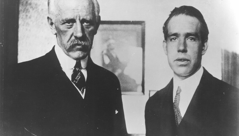 Questa è forse l'unica volta in cui si incontrarono i due premi Nobel: l'anziano Fridtjof Nansen e il giovane Niels Bohr durante la conferenza del 1925.