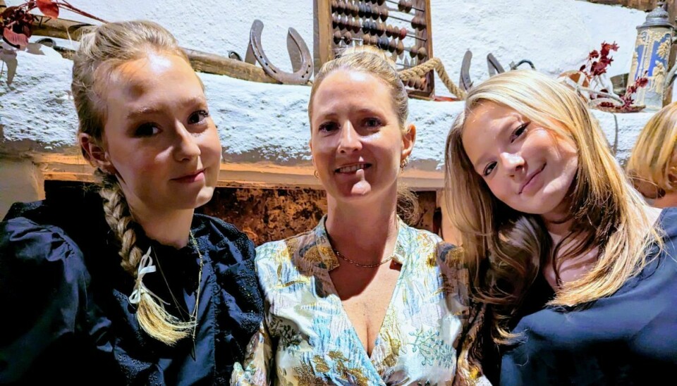 Therese Dwyer Løken er avbildet med sine to døtre Hennie og Charlotte på en restaurant.
