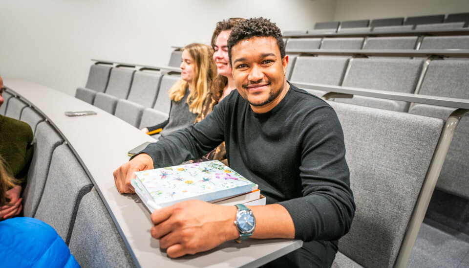 Suel Kassembo endelig sammen med medstudentene igjen: Høgskulen i Volda flyttet rett og slett undervisninga til Herøy Kyrkje. Portrett av Suel Kassembo.