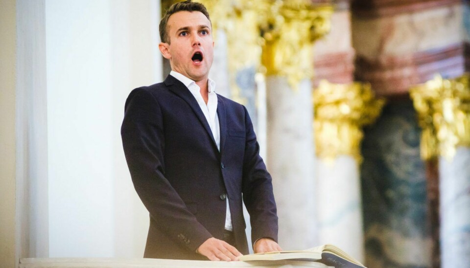 Sanger Mathias Gillebo fremfører klassisk sang i en kirke