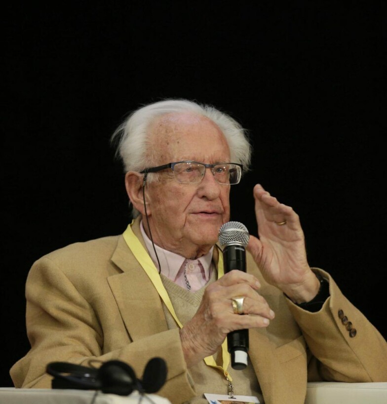 Johan Galtung med mikrofon i hånda