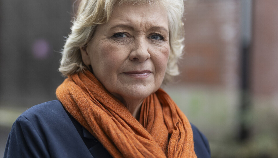 Kari Tønnessen Nordli er leder av Akademikerne. Et portrettfoto av Kari Tønnessen Nordli, en kvinne med nøytralt ansikt og lyst gråblondt hår. Hun har på seg et oransj skjerf og en mørk blå jakke.