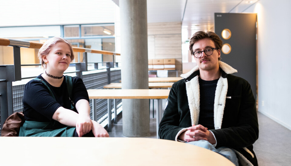 Studentene Helene Marie Huitfeldt Andreassen og Håkon Wiland sittende ved et bord.