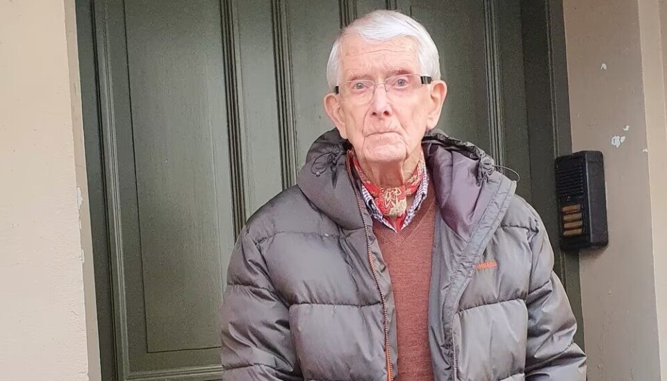 Ørjar Øyen vart 97 år gamal. Her utanfor bygget som har hans namn, og som huser Sosiologisk institutt ved Universitetet i Bergen.