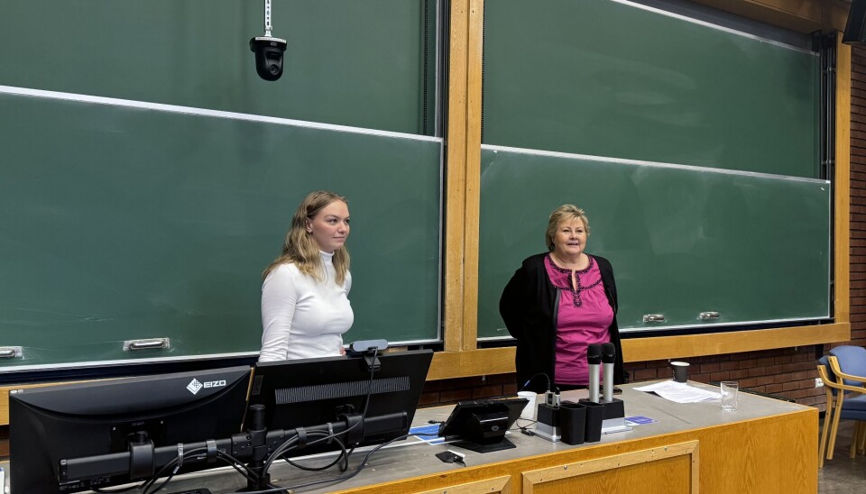 Tidligere statsminister Erna Solberg da hun pratet til studenter under Arbeidslivsdagene ved Det samfunnsvitenskapelige fakultet på UiO. Til venstre Aurora Stetskevitch Møllersen, leder av Studentutvalget ved Det samfunnsvitenskapelig fakultet (SVSU)