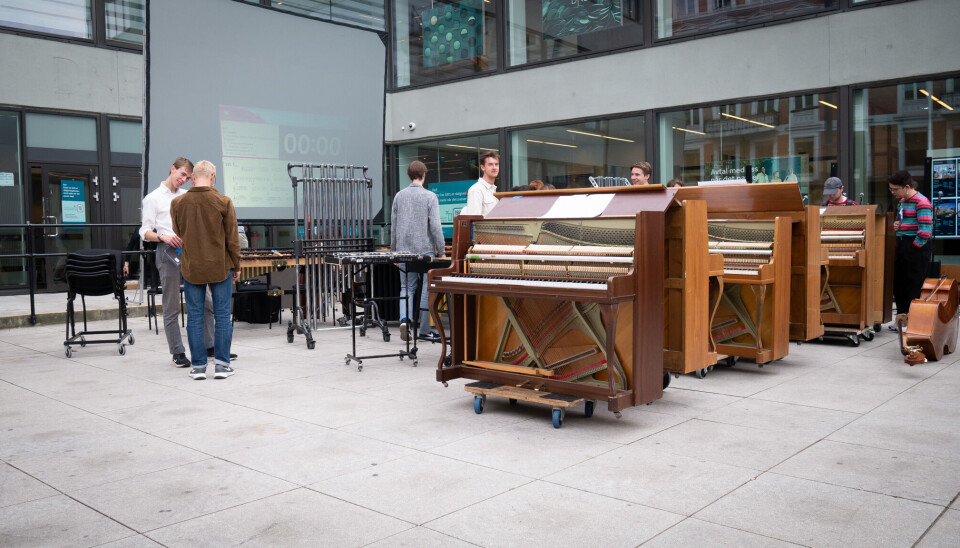 Bilder av pianoer utendørs.