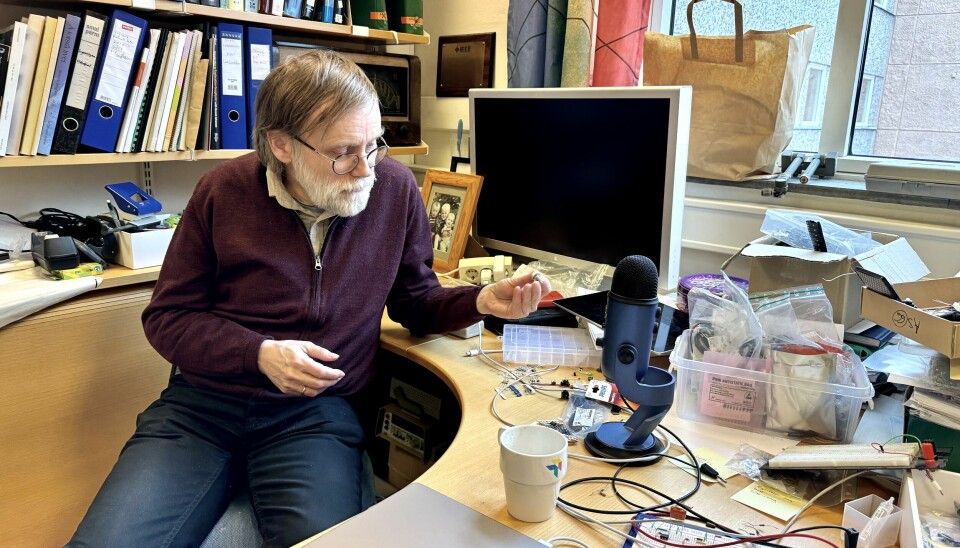 Professor Lars Lundheim studerer elektronikk på kontoret.