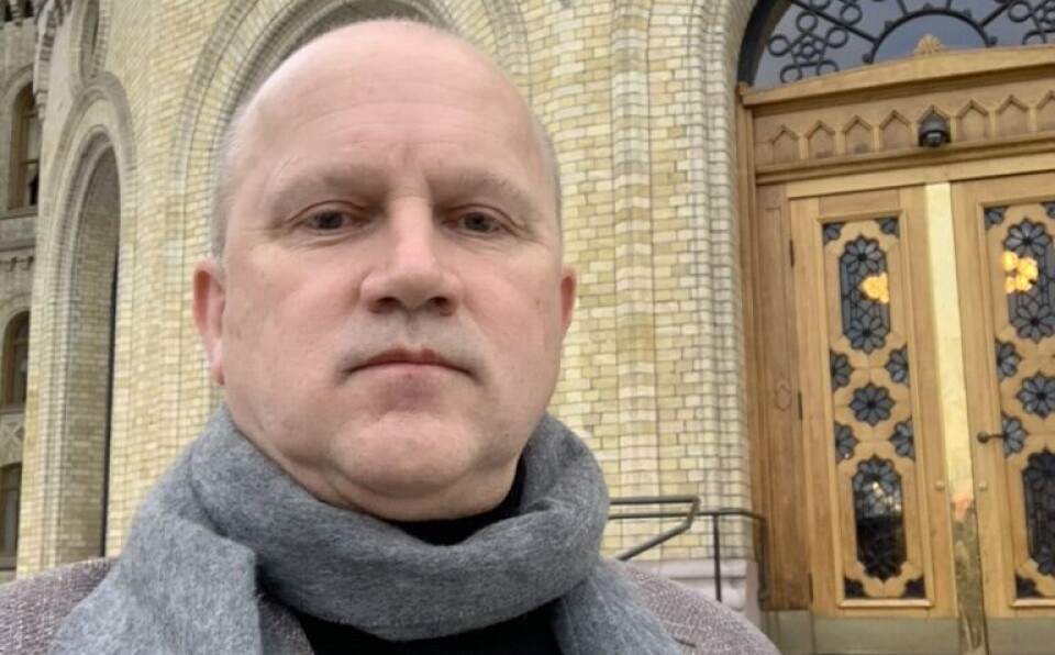 Hans Thore Smedbold foran Stortinget. Han er leder i Norsk Yrkeshygienisk Forening.