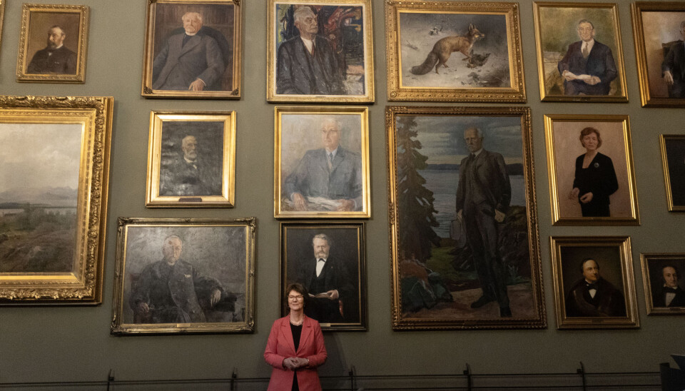 Preses Lise Øvreås er omgitt av menn i Vitenskapsakademiet.Her, i Kavlisalen til Akademiet, står hun ved siden av malerier av to tidligere preseser (Waldemar Christofer Brøgger til venstre og rett foran Sophus Bugge) og Fridtjof Nansen som også var medlem av Akademiet, til høyre. Før Lise Øvreås har Akademiet kun hatt to kvinnelige preseser. Øverst til høyre er den første, Inger Moen (1998-2003).