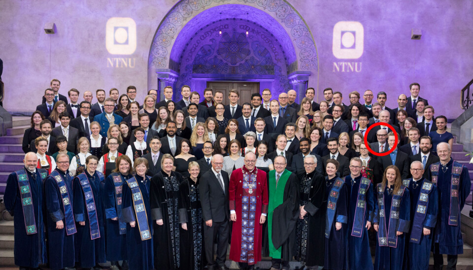 Her har Rune Elvik, i rød ring, nettopp mottatt sin doktorgrad nummer fire under en doktorgradspromosjon ved NTNU i mars 2018. Bilde fra doktorgradspromosjon ved NTNU i mars 2018 som viser nyslåtte doktorer og ledelsen ved universitetet.