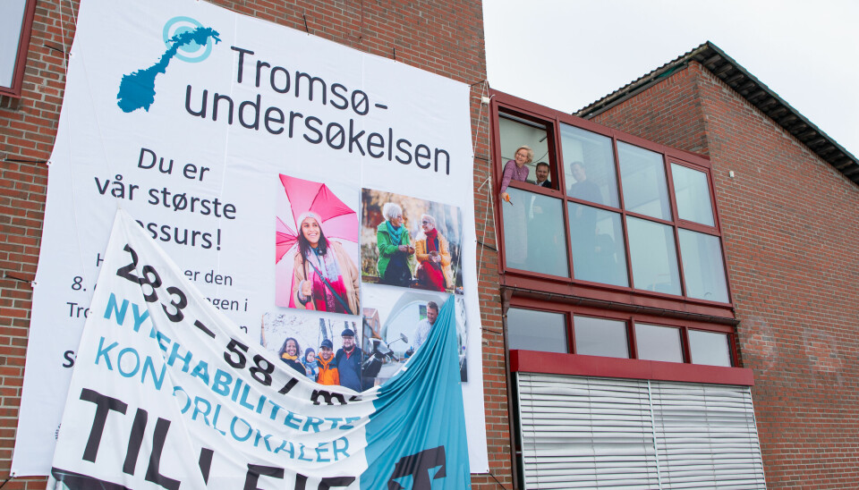 Bilde av Ingvild Kjerkol som avduker et banner med informasjon om Tromsøundersøkelsen.