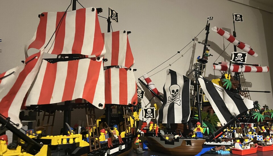 Bildet viser to sjørøverskuter i lego